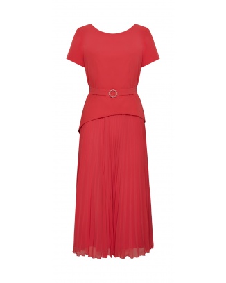 czerwona sukienka z plisowanym dołem