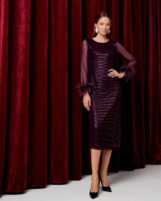 wieczorowa-sukienka-z-piorami-i-cekinami 