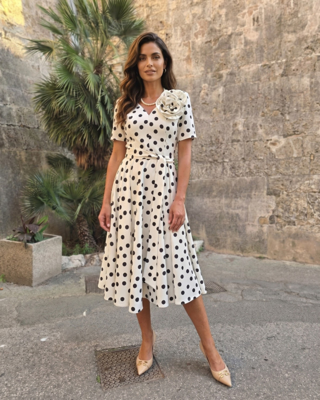 Elegantní puntíkované šaty s výstřihem do V a květinou