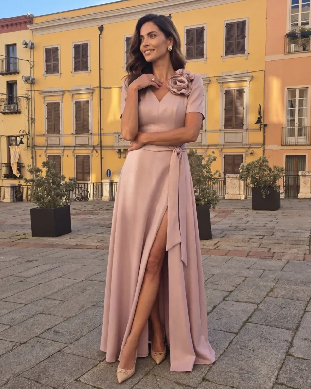 Langes Maxikleid mit V-Ausschnitt und Blumenbrosche