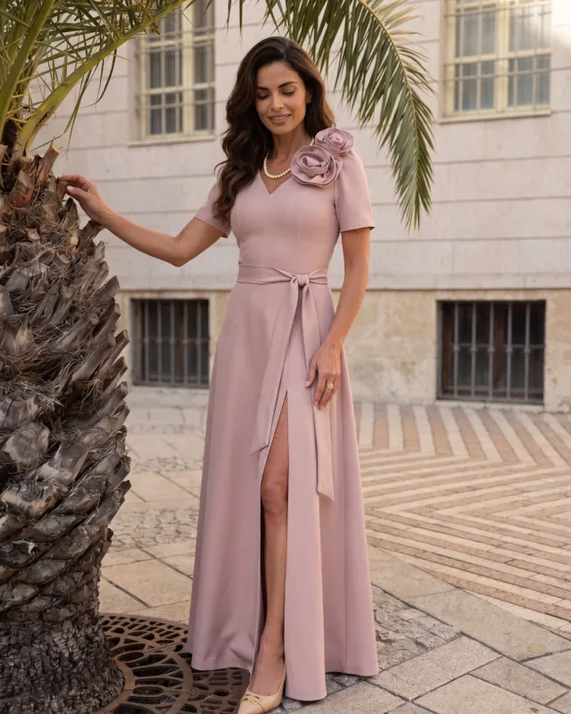 Rochie maxi lungă cu decolteu în V și broșă florală