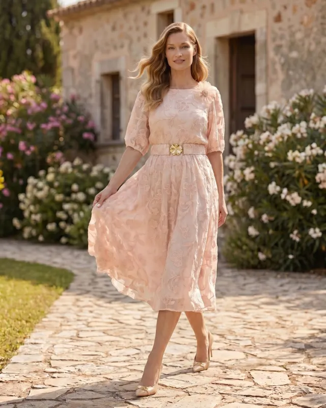 Rochie midi brodată cu curea și cataramă aurie – roz pudrat