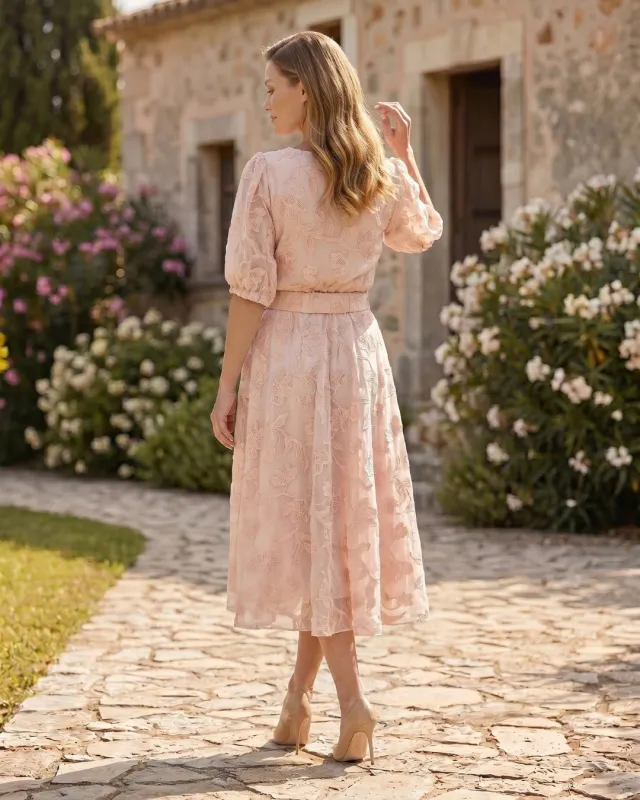 Embroidered midi dress with a belt and gold buckle – powder pink