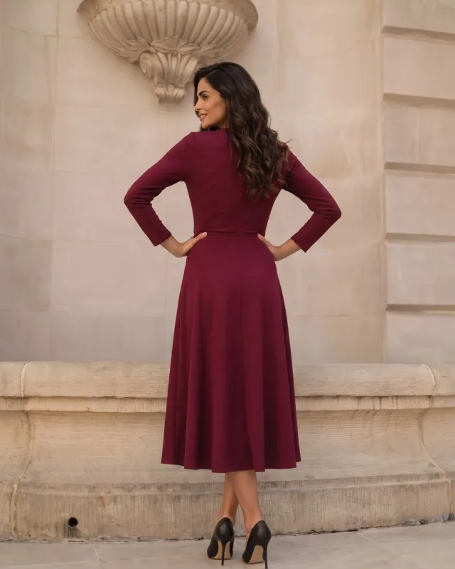 bordeauxrotes Midikleid mit Brosche | POZA