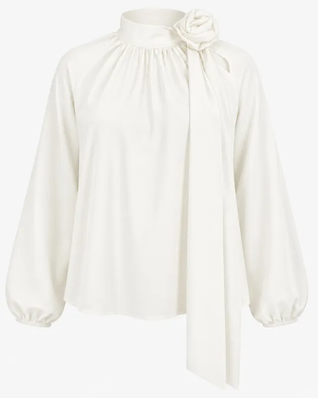 Ecrufarbene Bluse mit abnehmbarer Rose und Bindeband