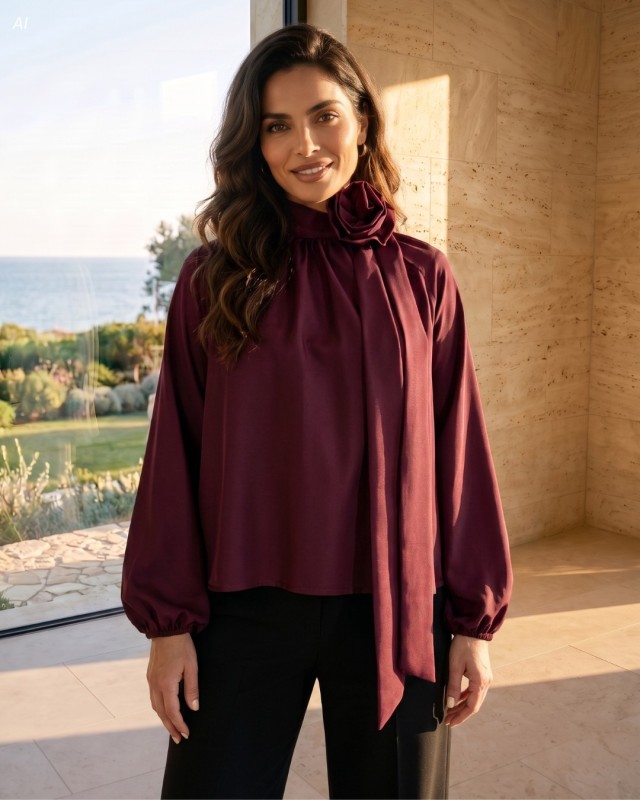 Bordeauxfarbene Bluse mit abnehmbarer Rose und Bindung