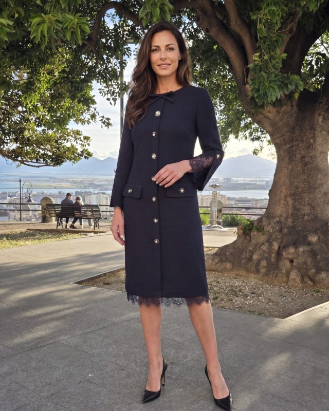 Marineblaues Kleid mit Spitze und Zierknöpfen | POZA