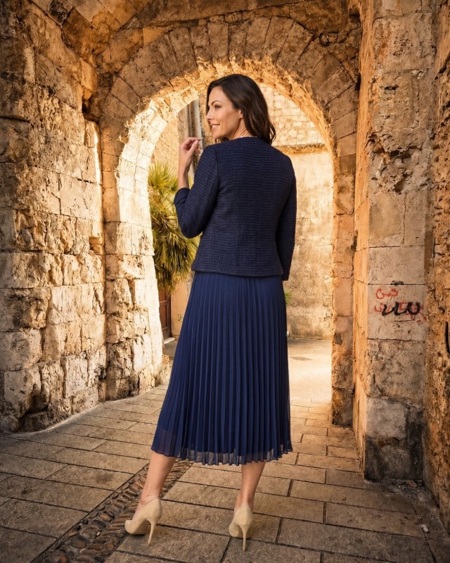 Carina marineblaues Bouclé-Kostüm mit plissiertem Chiffonrock