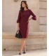 Bordeauxfarbenes A-Linien-Kleid mit Federn an den Ärmeln