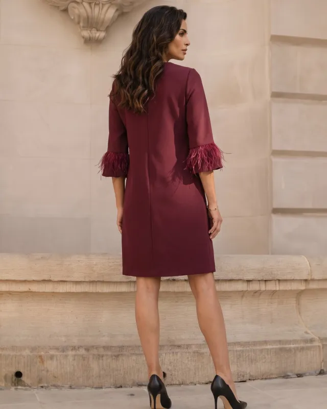 Rochie bordo în croială A, cu pene pe mâneci