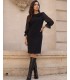 Schwarzes Kleid mit Chiffonärmeln und Brosche
