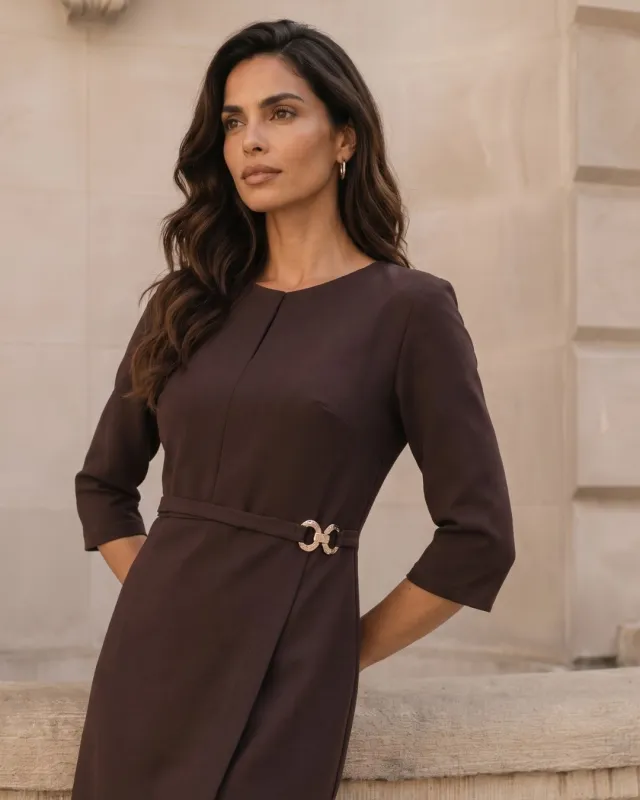 Schokoladenfarbenes Abendkleid mit dekorativer Schnalle