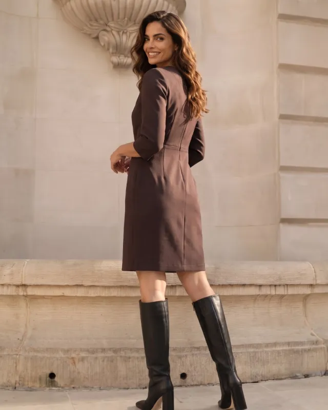 Schokoladenfarbenes Abendkleid mit dekorativer Schnalle