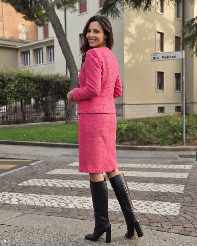Costum damă amarant cu nasturi aurii | POZA
