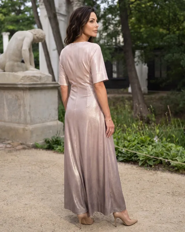 Langes puderfarbenes Abendkleid mit Glanz | POZA