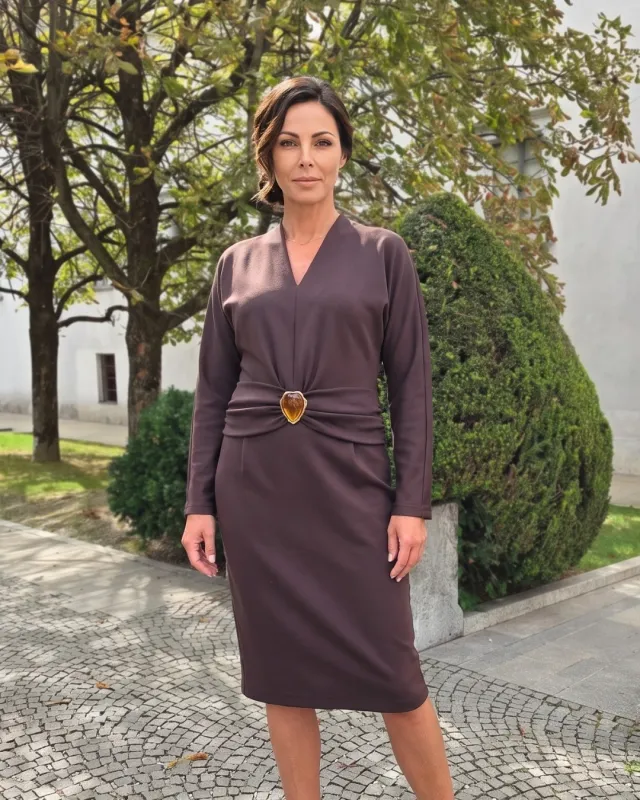 Rochie tricotată maro cu ornament de chihlimbar | POZA
