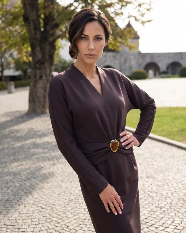 Braunes Strickkleid mit Bernsteinschmuck | POZA
