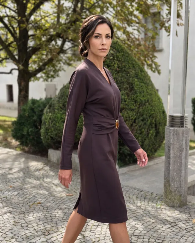 Hnědé pletené šaty s jantarovou ozdobou | POZA