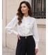 Weiße Bluse mit Stehkragen, Jabot und Knöpfen
