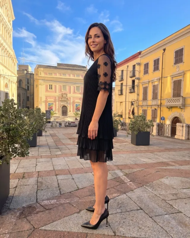 Czarna plisowana sukienka z kwiatami | POZA