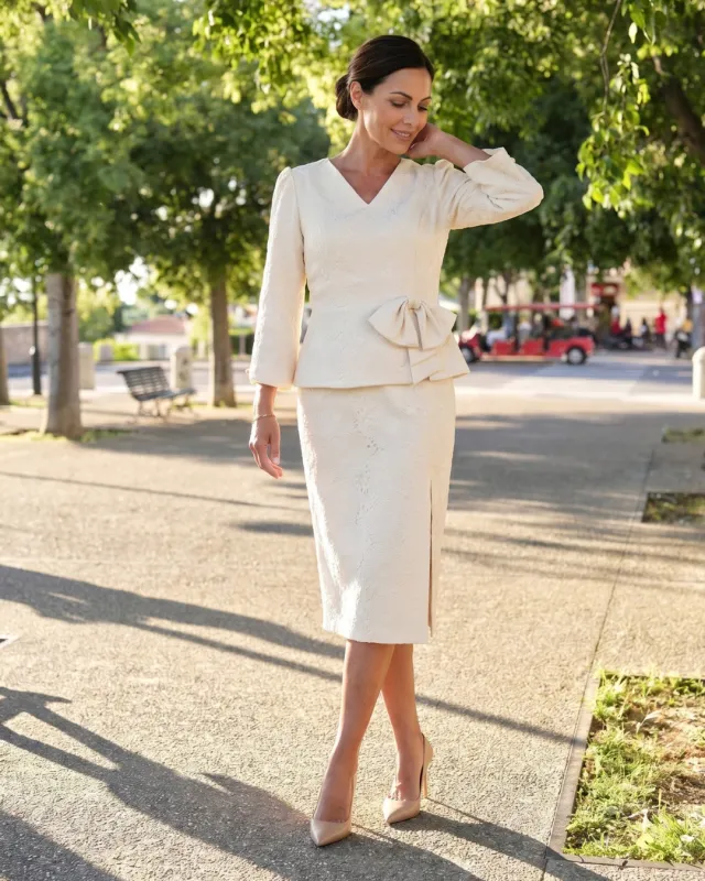 Costum ecru din jacard cu peplum și fundă | POZA