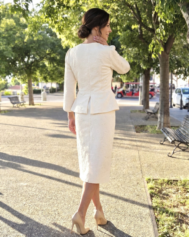 Ginevra Ecru elegantes Kostüm aus Jacquard mit Schößchen und Schleife