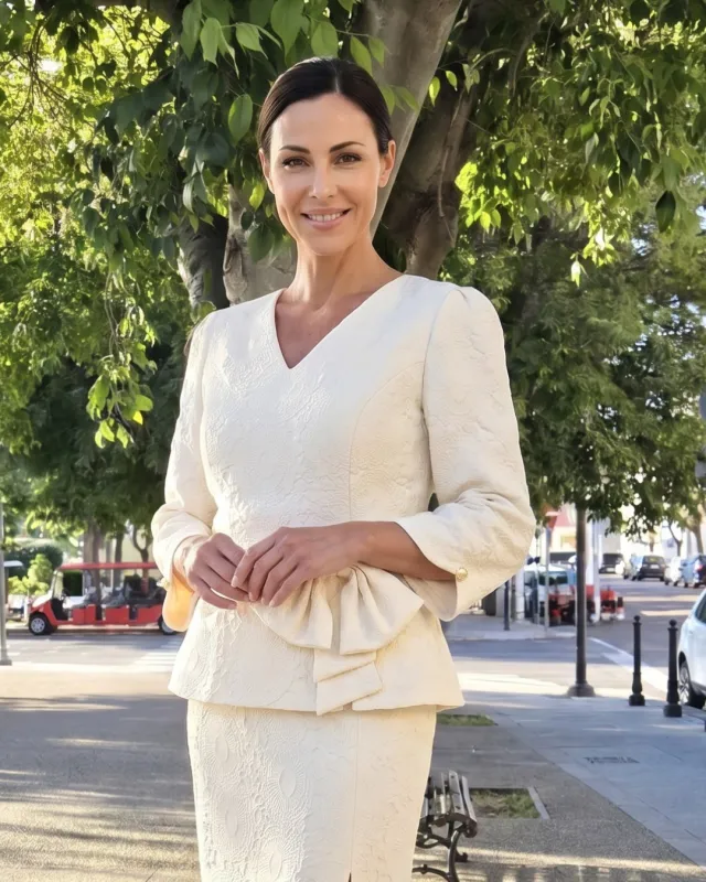 Ecru jacquard suit with peplum and bow | POZA